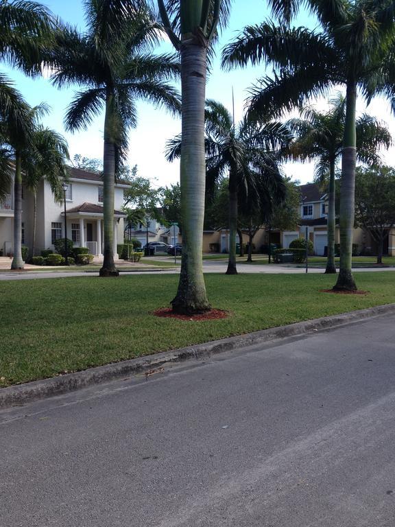 Speedway Blvd Townhouse Villa โฮมสเตด ภายนอก รูปภาพ